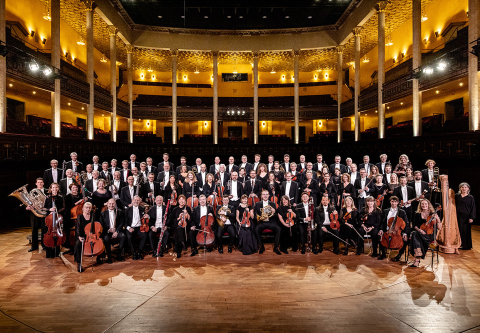 Stor orkester på podiet.