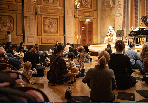 Barn som rör sig till musik. Fotografi.